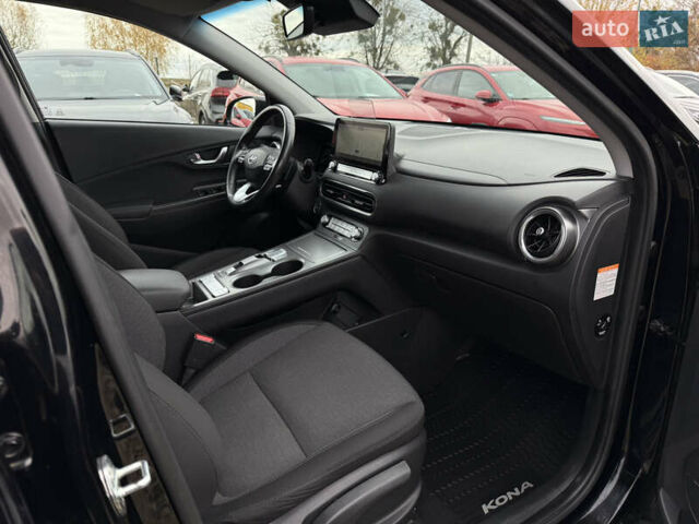 Черный Хендай Kona Electric, объемом двигателя 0 л и пробегом 83 тыс. км за 20900 $, фото 88 на Automoto.ua