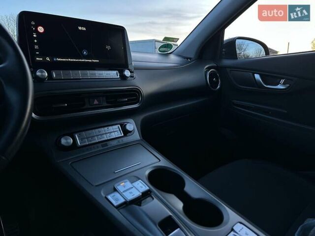 Черный Хендай Kona Electric, объемом двигателя 0 л и пробегом 86 тыс. км за 21500 $, фото 67 на Automoto.ua