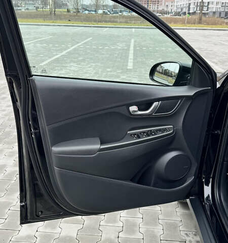 Черный Хендай Kona Electric, объемом двигателя 0 л и пробегом 27 тыс. км за 21999 $, фото 20 на Automoto.ua