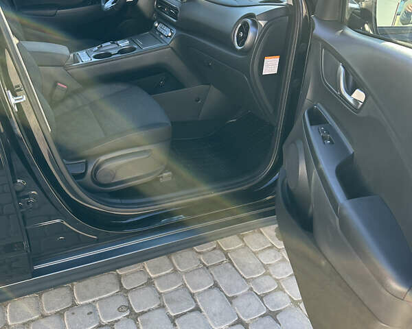 Чорний Хендай Kona Electric, об'ємом двигуна 0 л та пробігом 65 тис. км за 19500 $, фото 25 на Automoto.ua