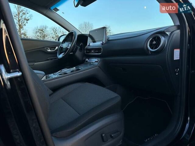 Черный Хендай Kona Electric, объемом двигателя 0 л и пробегом 86 тыс. км за 21500 $, фото 84 на Automoto.ua