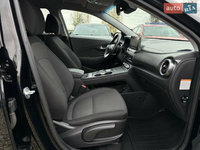 Черный Хендай Kona Electric, объемом двигателя 0 л и пробегом 83 тыс. км за 20900 $, фото 89 на Automoto.ua