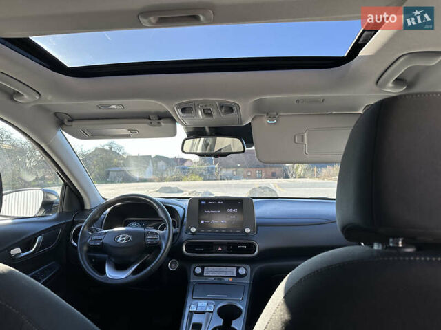 Чорний Хендай Kona Electric, об'ємом двигуна 0 л та пробігом 65 тис. км за 19500 $, фото 26 на Automoto.ua