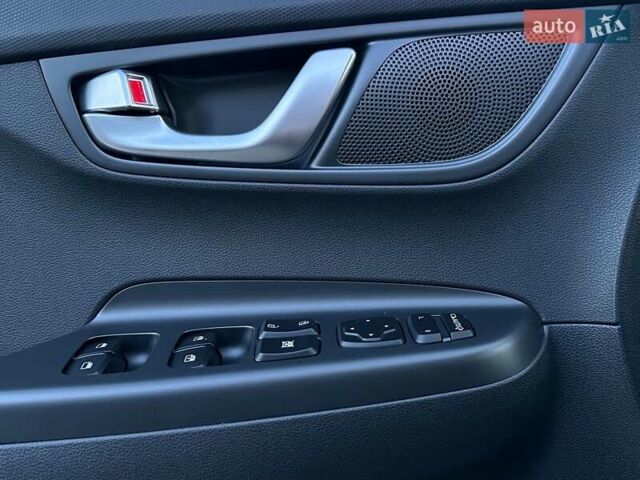 Черный Хендай Kona Electric, объемом двигателя 0 л и пробегом 86 тыс. км за 21500 $, фото 5 на Automoto.ua