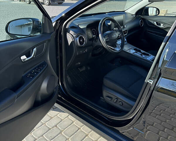 Чорний Хендай Kona Electric, об'ємом двигуна 0 л та пробігом 65 тис. км за 19500 $, фото 16 на Automoto.ua