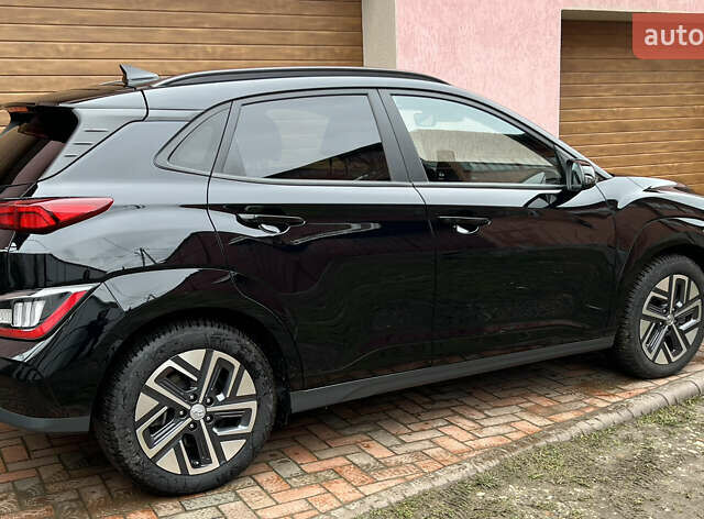 Черный Хендай Kona Electric, объемом двигателя 0 л и пробегом 73 тыс. км за 22699 $, фото 6 на Automoto.ua