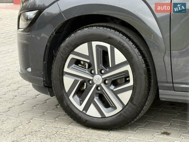 Черный Хендай Kona Electric, объемом двигателя 0 л и пробегом 20 тыс. км за 16999 $, фото 12 на Automoto.ua