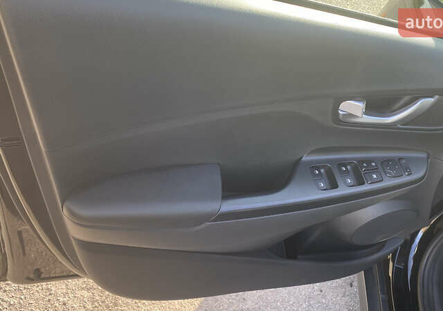 Черный Хендай Kona Electric, объемом двигателя 0 л и пробегом 64 тыс. км за 19700 $, фото 13 на Automoto.ua