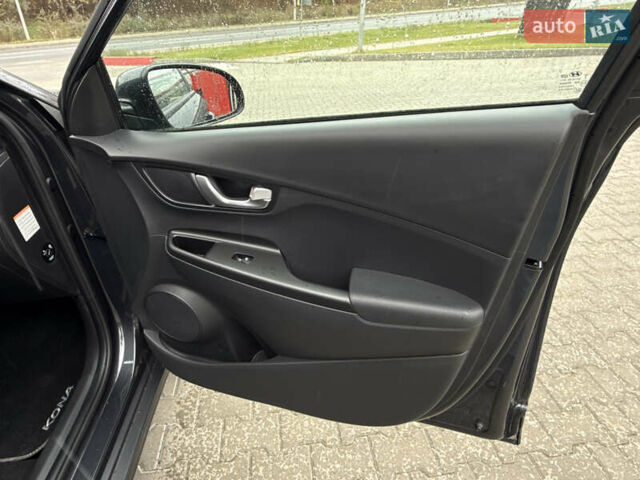 Черный Хендай Kona Electric, объемом двигателя 0 л и пробегом 20 тыс. км за 16999 $, фото 24 на Automoto.ua