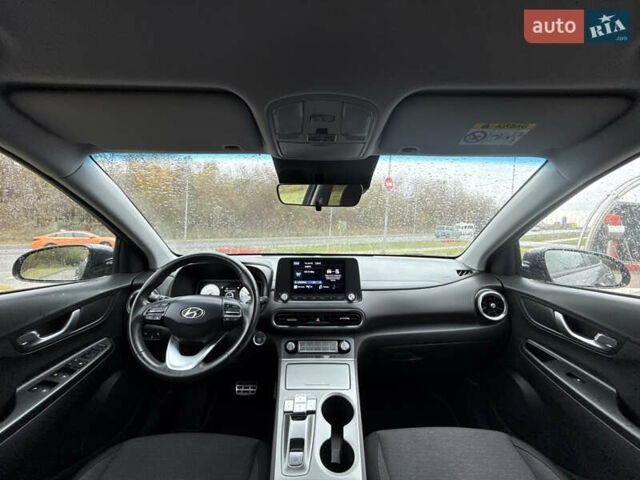 Черный Хендай Kona Electric, объемом двигателя 0 л и пробегом 20 тыс. км за 16999 $, фото 3 на Automoto.ua