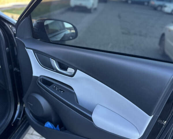 Чорний Хендай Kona Electric, об'ємом двигуна 0 л та пробігом 28 тис. км за 16999 $, фото 9 на Automoto.ua