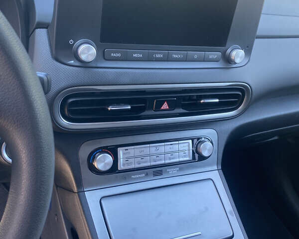 Черный Хендай Kona Electric, объемом двигателя 0 л и пробегом 64 тыс. км за 19700 $, фото 3 на Automoto.ua