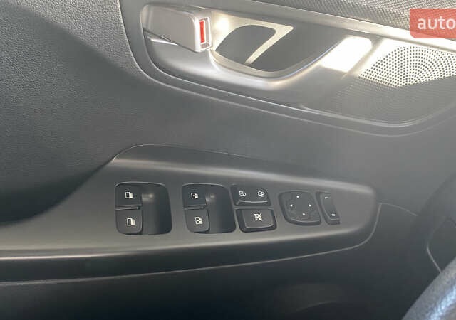 Черный Хендай Kona Electric, объемом двигателя 0 л и пробегом 64 тыс. км за 19700 $, фото 12 на Automoto.ua