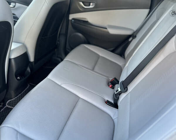 Чорний Хендай Kona Electric, об'ємом двигуна 0 л та пробігом 28 тис. км за 16999 $, фото 7 на Automoto.ua