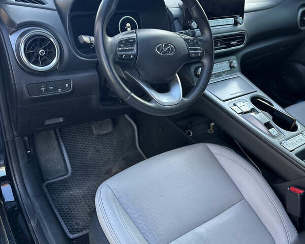 Чорний Хендай Kona Electric, об'ємом двигуна 0 л та пробігом 28 тис. км за 16999 $, фото 8 на Automoto.ua