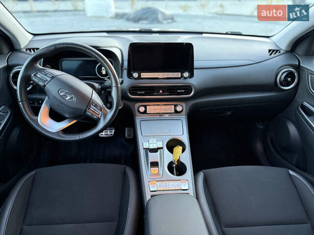 Коричневый Хендай Kona Electric, объемом двигателя 0 л и пробегом 63 тыс. км за 17300 $, фото 6 на Automoto.ua