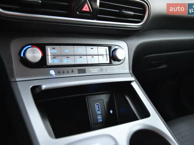 Красный Хендай Kona Electric, объемом двигателя 0 л и пробегом 125 тыс. км за 17500 $, фото 28 на Automoto.ua