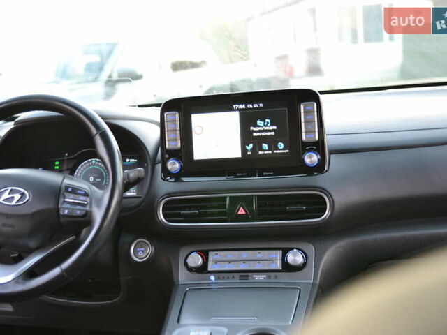 Красный Хендай Kona Electric, объемом двигателя 0 л и пробегом 125 тыс. км за 17500 $, фото 22 на Automoto.ua