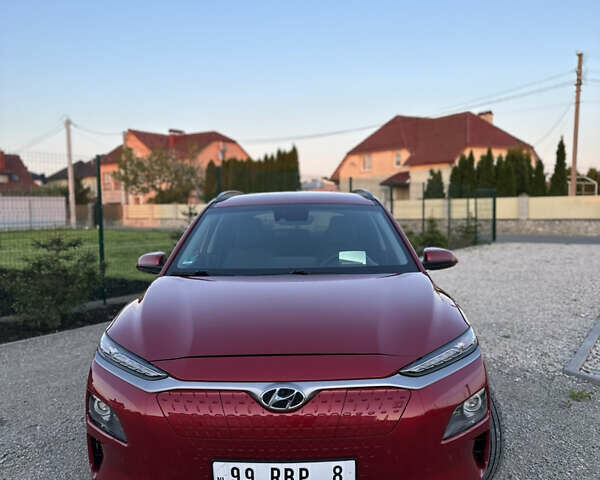 Красный Хендай Kona Electric, объемом двигателя 0 л и пробегом 63 тыс. км за 18700 $, фото 7 на Automoto.ua