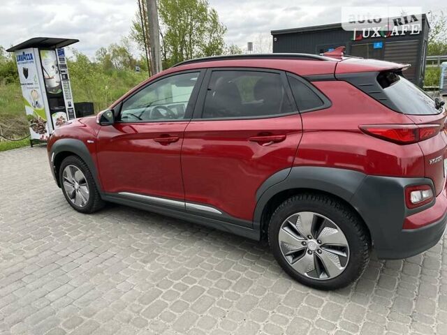 Красный Хендай Kona Electric, объемом двигателя 0 л и пробегом 83 тыс. км за 19500 $, фото 4 на Automoto.ua