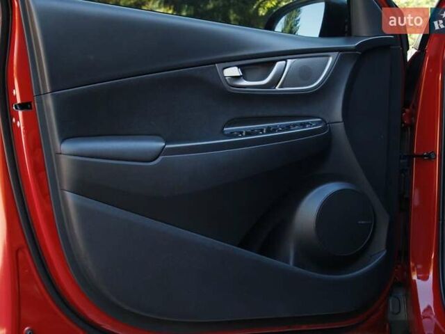 Красный Хендай Kona Electric, объемом двигателя 0 л и пробегом 89 тыс. км за 17950 $, фото 56 на Automoto.ua