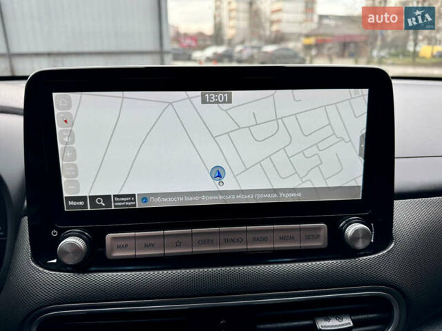 Красный Хендай Kona Electric, объемом двигателя 0 л и пробегом 100 тыс. км за 17900 $, фото 40 на Automoto.ua