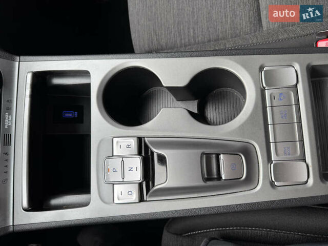 Красный Хендай Kona Electric, объемом двигателя 0 л и пробегом 100 тыс. км за 17900 $, фото 43 на Automoto.ua