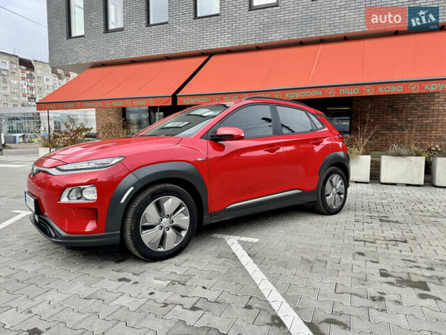 Красный Хендай Kona Electric, объемом двигателя 0 л и пробегом 100 тыс. км за 17900 $, фото 1 на Automoto.ua