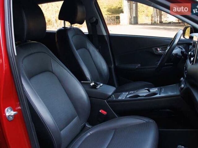 Красный Хендай Kona Electric, объемом двигателя 0 л и пробегом 89 тыс. км за 17950 $, фото 78 на Automoto.ua