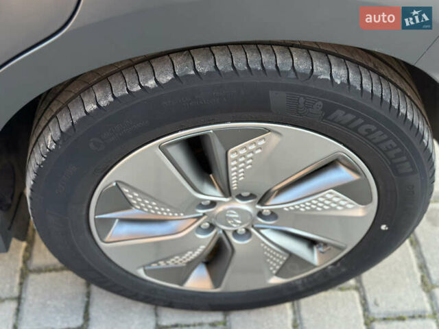 Красный Хендай Kona Electric, объемом двигателя 0 л и пробегом 99 тыс. км за 18350 $, фото 32 на Automoto.ua