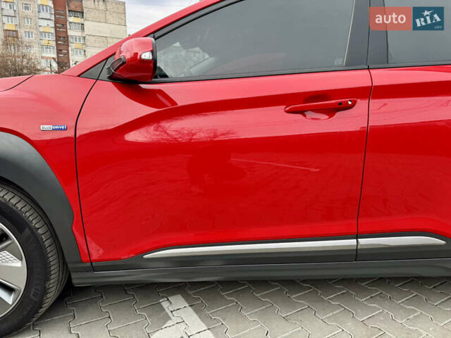 Красный Хендай Kona Electric, объемом двигателя 0 л и пробегом 100 тыс. км за 17900 $, фото 24 на Automoto.ua