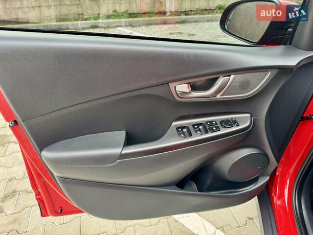 Красный Хендай Kona Electric, объемом двигателя 0 л и пробегом 100 тыс. км за 17900 $, фото 29 на Automoto.ua