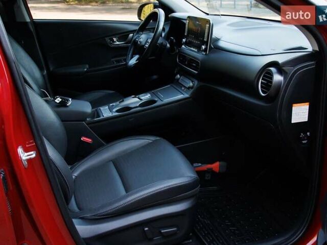 Красный Хендай Kona Electric, объемом двигателя 0 л и пробегом 89 тыс. км за 17950 $, фото 77 на Automoto.ua