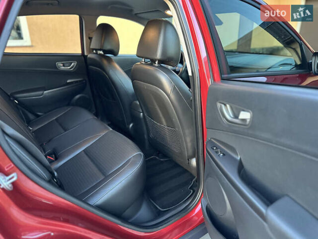 Красный Хендай Kona Electric, объемом двигателя 0 л и пробегом 99 тыс. км за 18350 $, фото 22 на Automoto.ua