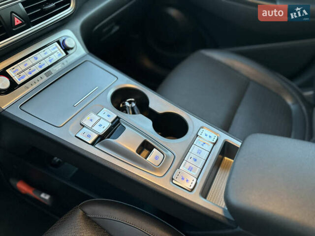 Красный Хендай Kona Electric, объемом двигателя 0 л и пробегом 99 тыс. км за 18350 $, фото 16 на Automoto.ua