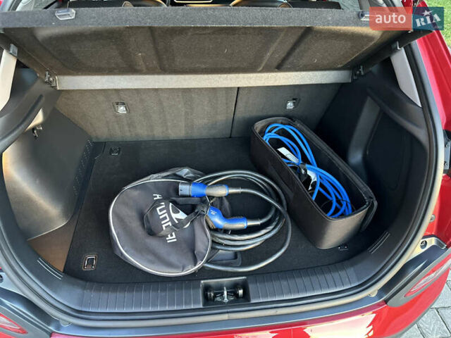 Красный Хендай Kona Electric, объемом двигателя 0 л и пробегом 99 тыс. км за 18350 $, фото 20 на Automoto.ua