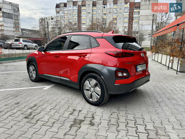 Красный Хендай Kona Electric, объемом двигателя 0 л и пробегом 100 тыс. км за 17900 $, фото 4 на Automoto.ua