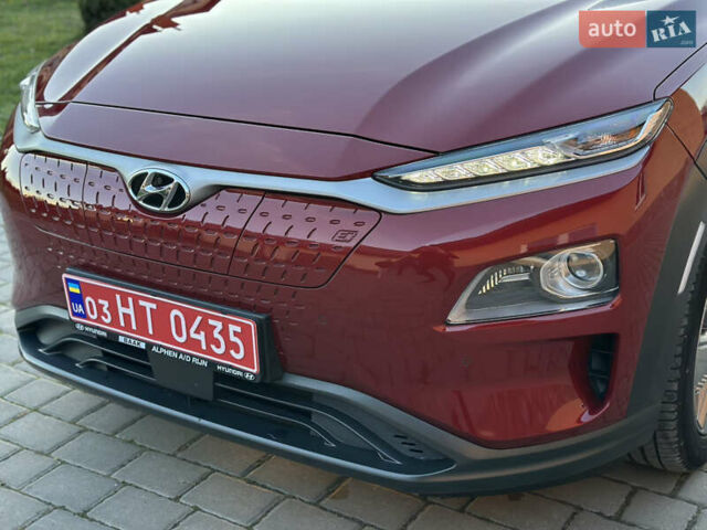 Красный Хендай Kona Electric, объемом двигателя 0 л и пробегом 99 тыс. км за 18350 $, фото 8 на Automoto.ua