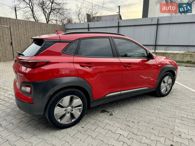 Красный Хендай Kona Electric, объемом двигателя 0 л и пробегом 100 тыс. км за 17900 $, фото 8 на Automoto.ua