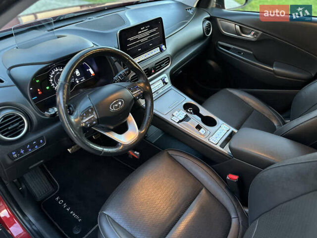 Красный Хендай Kona Electric, объемом двигателя 0 л и пробегом 99 тыс. км за 18350 $, фото 17 на Automoto.ua