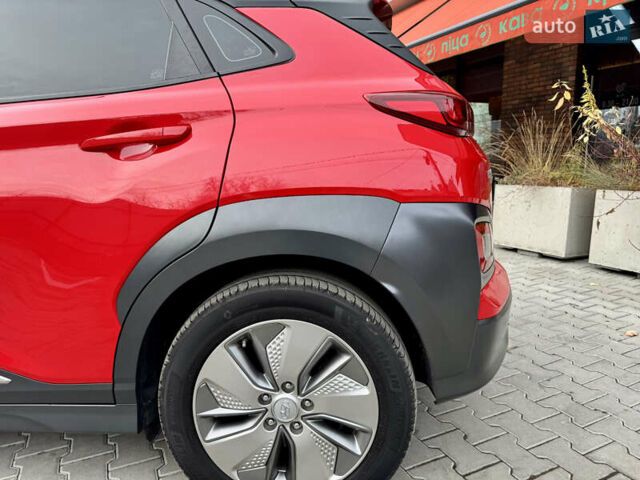 Красный Хендай Kona Electric, объемом двигателя 0 л и пробегом 100 тыс. км за 17900 $, фото 26 на Automoto.ua
