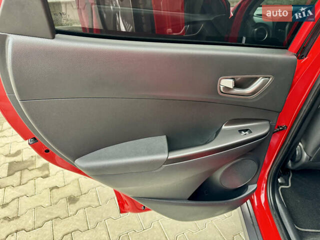 Красный Хендай Kona Electric, объемом двигателя 0 л и пробегом 100 тыс. км за 17900 $, фото 31 на Automoto.ua