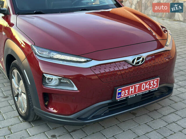 Красный Хендай Kona Electric, объемом двигателя 0 л и пробегом 99 тыс. км за 18350 $, фото 7 на Automoto.ua