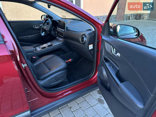 Красный Хендай Kona Electric, объемом двигателя 0 л и пробегом 99 тыс. км за 18350 $, фото 25 на Automoto.ua