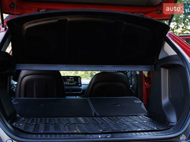 Красный Хендай Kona Electric, объемом двигателя 0 л и пробегом 89 тыс. км за 17950 $, фото 50 на Automoto.ua