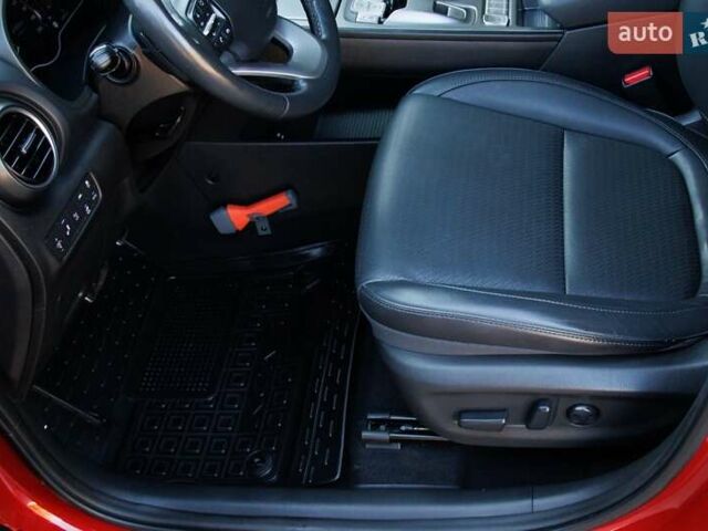 Красный Хендай Kona Electric, объемом двигателя 0 л и пробегом 89 тыс. км за 17950 $, фото 59 на Automoto.ua