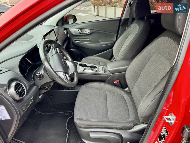 Красный Хендай Kona Electric, объемом двигателя 0 л и пробегом 100 тыс. км за 17900 $, фото 28 на Automoto.ua