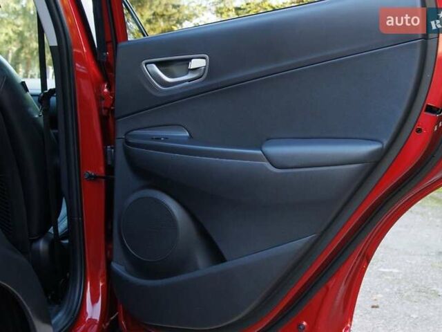 Красный Хендай Kona Electric, объемом двигателя 0 л и пробегом 89 тыс. км за 17950 $, фото 85 на Automoto.ua