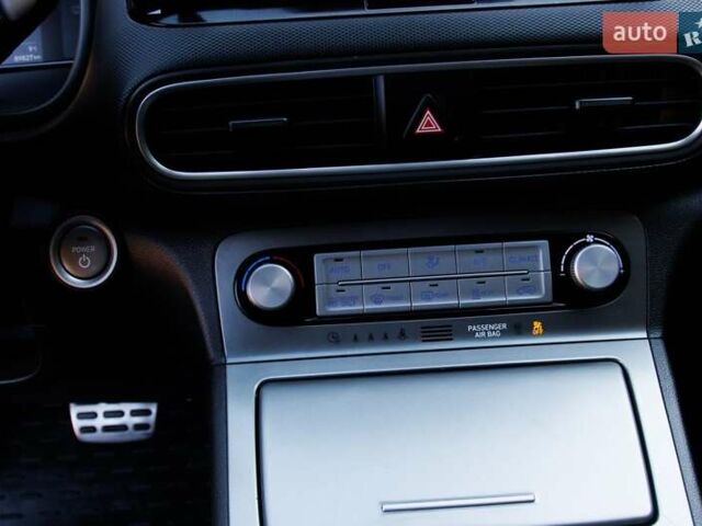 Красный Хендай Kona Electric, объемом двигателя 0 л и пробегом 89 тыс. км за 17950 $, фото 80 на Automoto.ua