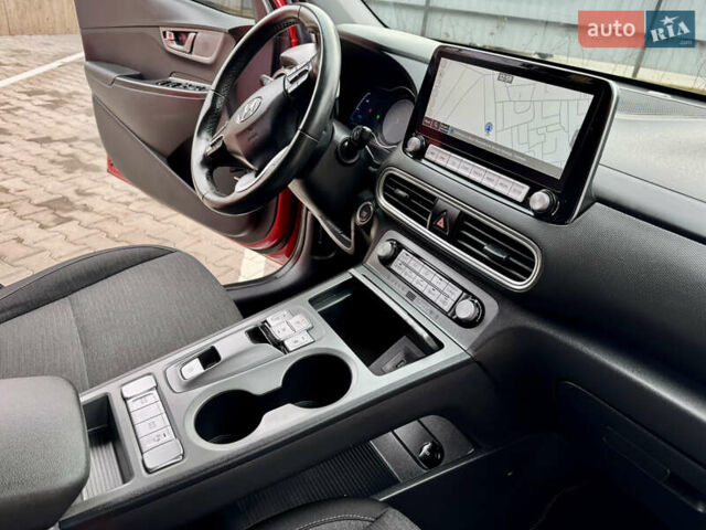 Красный Хендай Kona Electric, объемом двигателя 0 л и пробегом 100 тыс. км за 17900 $, фото 36 на Automoto.ua